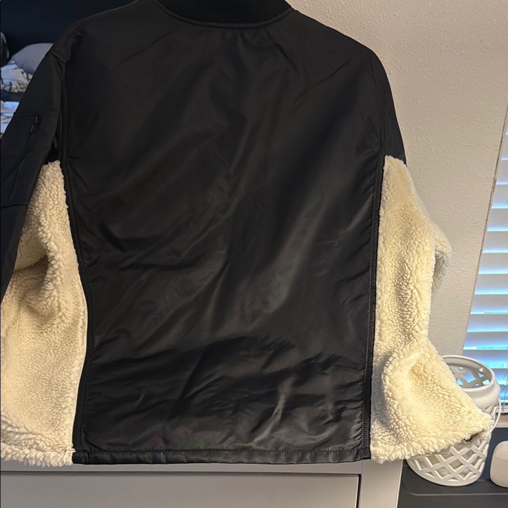 ♥️CAbi Charisma Bomber Jacket♥️ - Picture 6 of 10